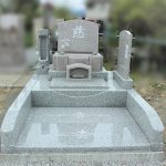 群馬県北群馬郡吉岡町大字漆原にて、ピンク色の洋型墓石が完成しました。シンプルで、お掃除のしやすいデザインです。