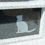高崎市浜川町の来迎寺様にて、故人が大好きだったネコや猫の足跡を彫刻した、和風墓石が完成しましたのでご紹介いたします。しかも、バリアフリー設計でお墓参りもらくらくです。