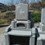 群馬県北群馬郡吉岡町漆原のよしおか墓苑にて、およそ1ｍ×1ｍのコンパクトで可愛いピンクの和洋型墓石が出来上がりました。