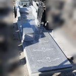 群馬県高崎市上並榎町の天竜護国寺様にて、奥行の長いグレー御影石の洋型墓石が完成しました。基礎の下には樹脂杭を、15本ほど打ち込みました。