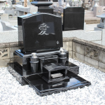 埼玉県深谷市荒川にて、展示品のインド産黒御影石の洋型墓石を建てさせていただきました。ブロックで囲まれた墓地内の砂利はお客様が、ホームセンターで購入されたものを使いました。