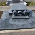 高崎市営八幡霊園63区にて、外国の方が作られた洋型墓石が完成しました。