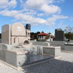 安中市中野谷にて、グレーとピンクの洋型墓石を2基、ご親戚同士隣り合わせで建てさせていただきました。