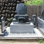 群馬県高崎市本郷町の景忠寺様にて、和洋型で丸みのある、グレー系御影石のお墓が完成しました。
