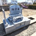群馬県高崎市倉賀野町にて、白御影石の洋型墓石が完成しました。シンプルでお掃除がしやすく、お参りもしやすいお墓です。